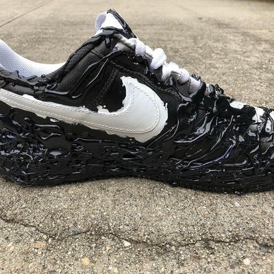 真硬核定制，被「毒液」侵蚀的 Nike 小白鞋太逼真了！
